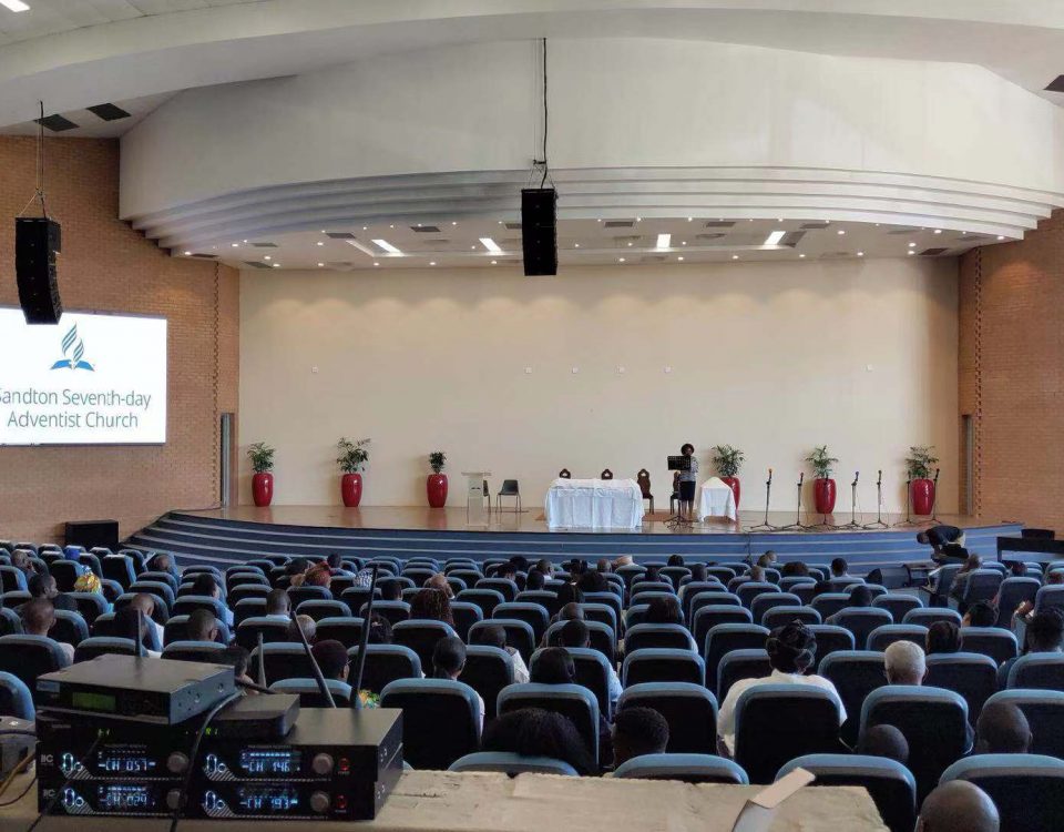 Pantallas LED itc y sistema de sonido profesional aplicado a la iglesia Sandton de Sudáfrica