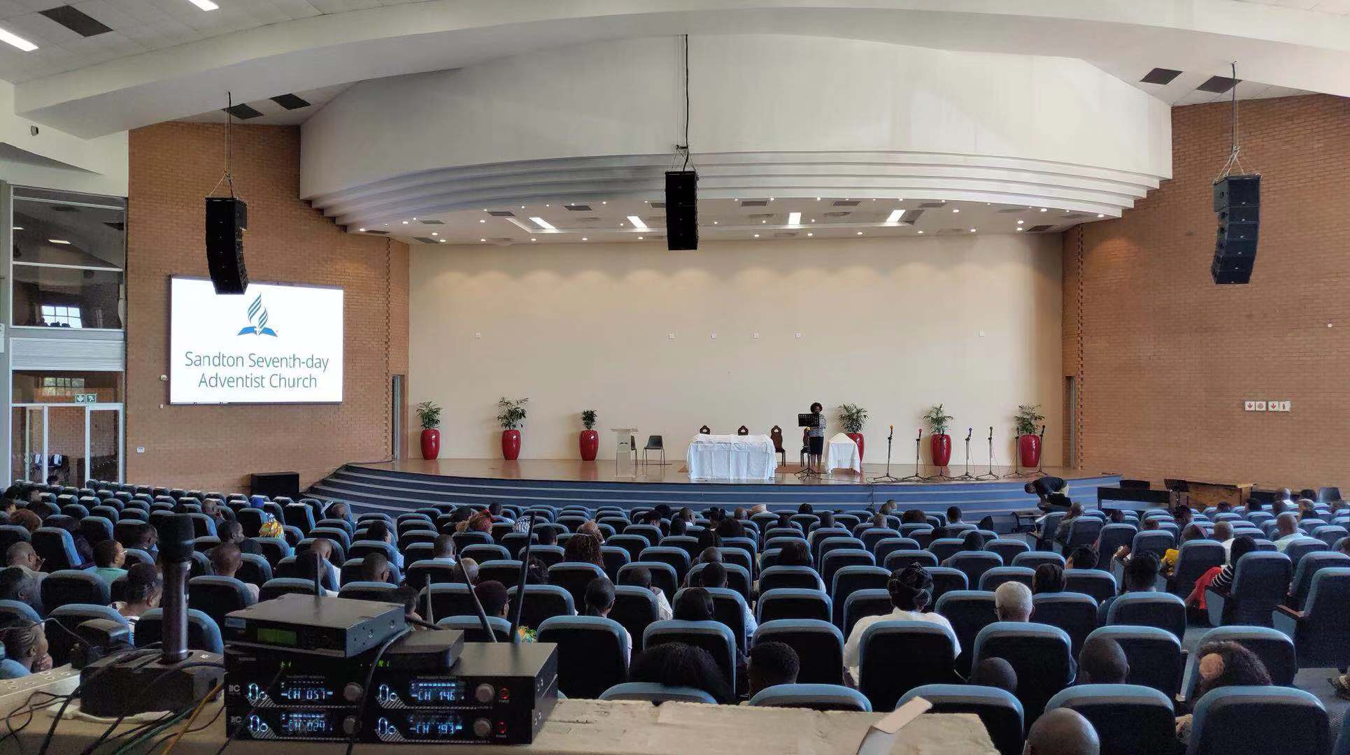 Pantallas LED itc y sistema de sonido profesional aplicado a la iglesia Sandton de Sudáfrica