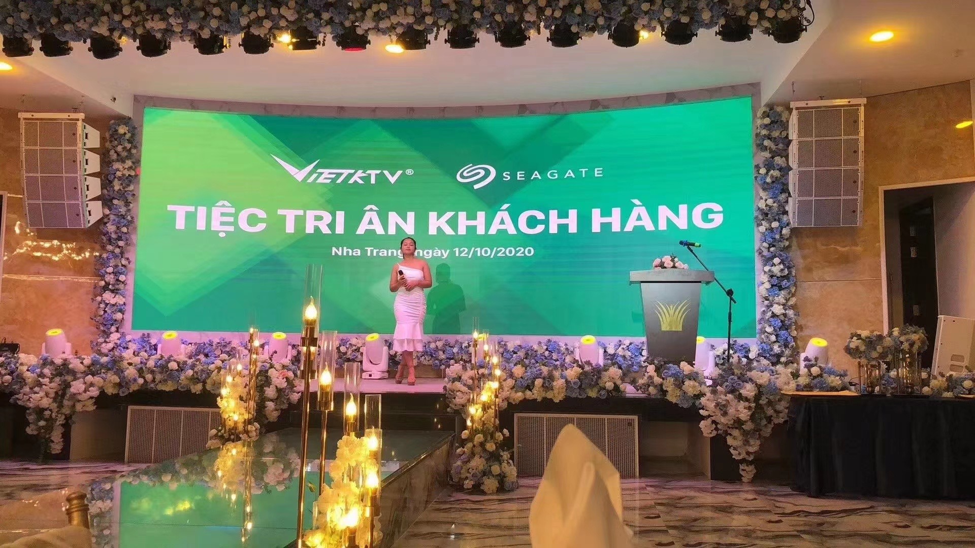 Màn hình LED trong nhà itc ứng dụng tại trung tâm tiệc cưới Emerald Bay Nha Trang, Việt Nam.