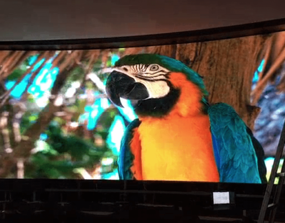 Mur vidéo LED itc appliqué au centre de commande, Tanah Bumbu dans le sud de Bornéo, Indonésie.