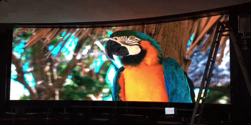 Mur vidéo LED itc appliqué au centre de commande, Tanah Bumbu dans le sud de Bornéo, Indonésie.