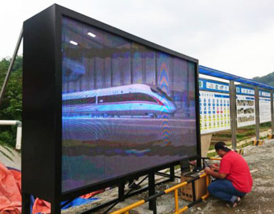 Écran LED itc appliqué à l’entrée du tunnel du chemin de fer à grande vitesse Jakarta-Bandung, Indonésie