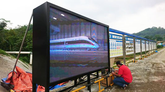 Pantalla LED itc aplicada en la entrada del túnel del ferrocarril de alta velocidad Yakarta-Bandung, Indonesia