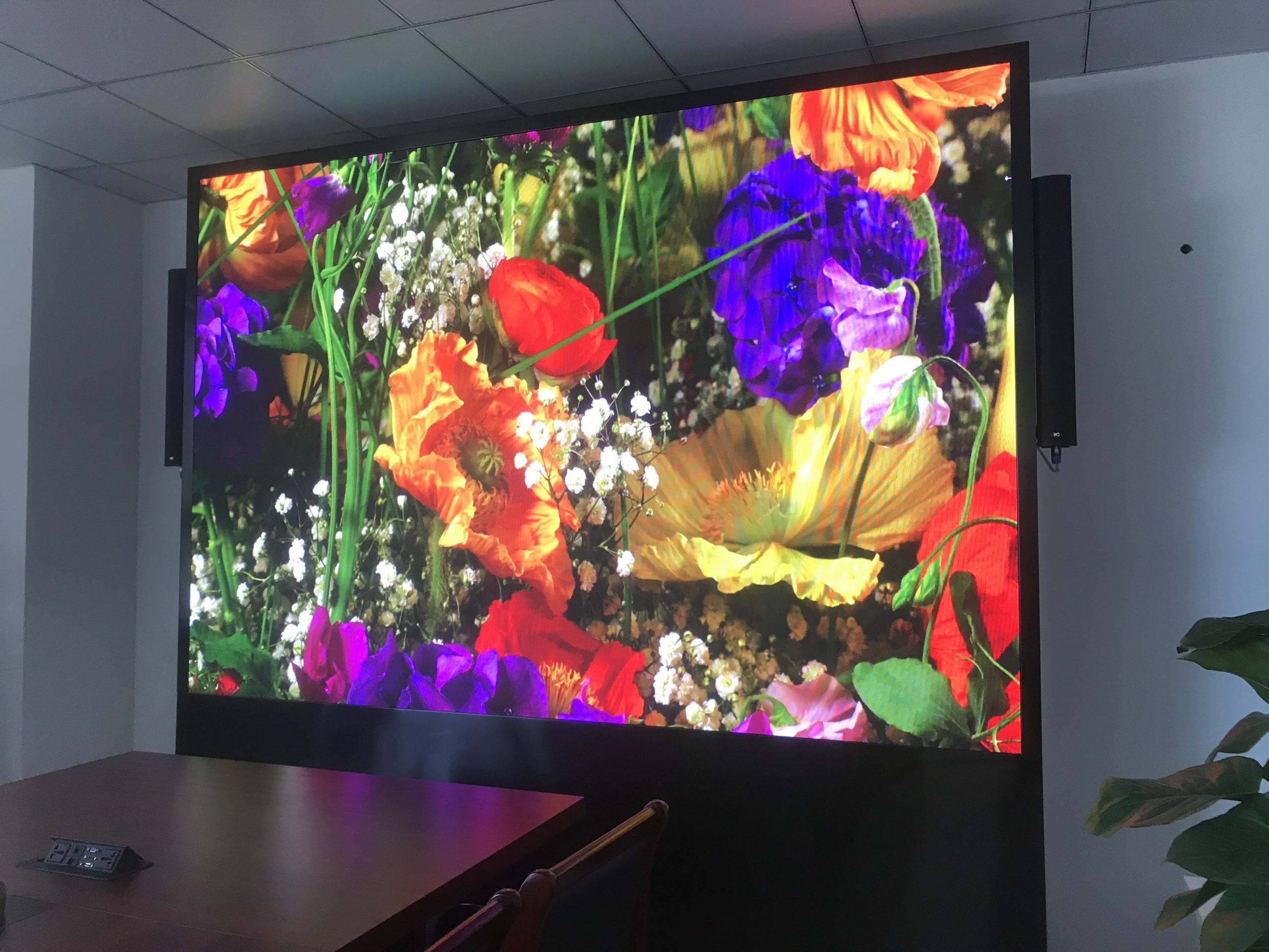 What packaging technologies are available for small-pitch LED displays?
