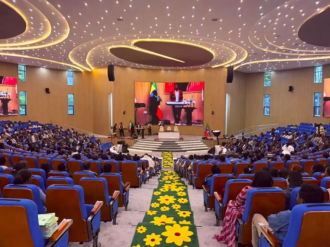 High-End Curved LED Video Wall Display Supporting Smooth Splicing for Government Conference